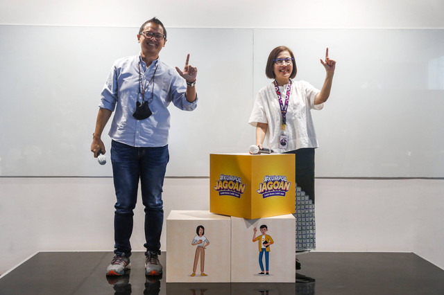 Head of Communication, Culture & Sustainability Bank Jago, Maya Kartika; bersama dengan Head of Sustainability Bank Jago, Andy Djiwandono; berfoto bersama saat berlangsungnya peluncuran Kumpul Jagoan, Jakarta, Kamis (25/8). Foto: Bank Jago
