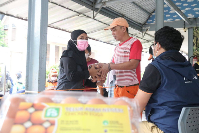 Bantuan pangan berupa telur diberikan untuk mengatasi stunting, selain juga daging unggas. Foto: istimewa