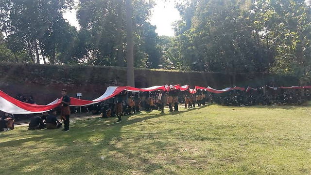 Mahasiswa UIN Raden Mas Said Solo membentangkan bendera merah putih di bekas Keraton Kartasura, Sukoharjo, Jumat (26/08/2022). FOTO: Fernando Fitusia