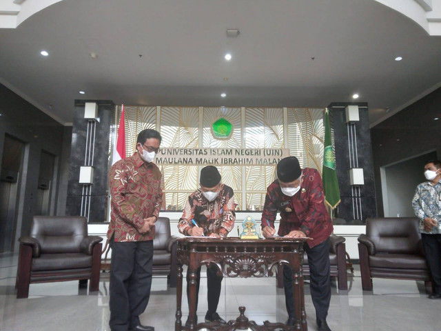 Rektor UIN Malang (kiri) menyaksikan penandatanganan Naskah Perjanjian Hibah Daerah. Foto: Feni Yusnia
