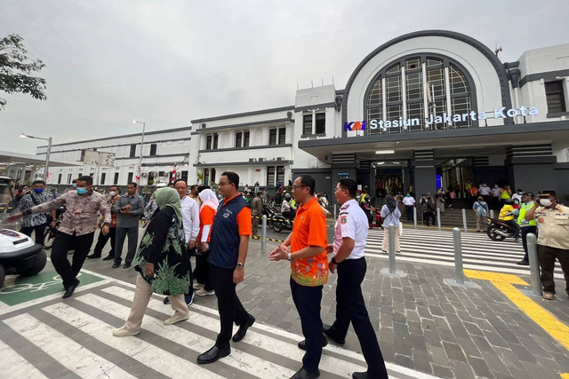 Gubernur DKI Jakarta Anies Baswedan meresmikan dan meninjau Festival Batavia Kota Tua, Jumat (26/8). Foto: Haya Syahira/kumparan