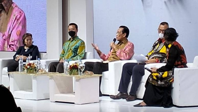 Gubernur DIY, Sultan HB X, saat memberikan materi dalam event Jogja Fashion Week (JFW) 2022, Jumat (26/8/2022). Foto: Erfanto/Tugu Jogja