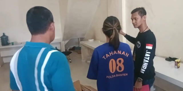 Penggeledahan tempat operasional judi online jaringan RM di Tangerang, Jumat (26/8/2022). Foto: Dok. Istimewa