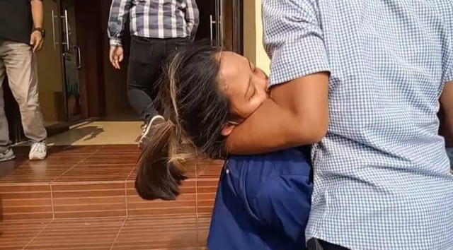 Ratna alias Ningsih alias RM, pengendali judi online omzet Rp 3,9 miliar per hari di Tangerang pingsan. Foto: Dok. Istimewa