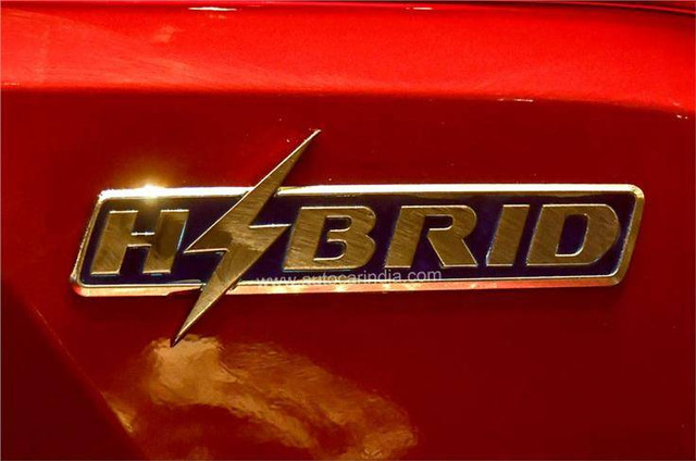 MG Hector Hibrid, saudara kembar Wuling Almaz dengan teknologi mild hybrid. Foto: dok. Autocarindia