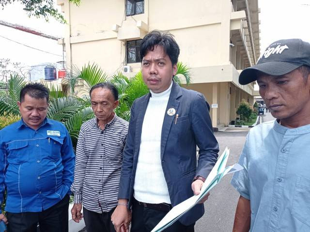 Keluarga pria yang diduga salah tangkap bersama kuasa hukum melaporkan ke Propam Polda Sumsel (Foto : Ist)