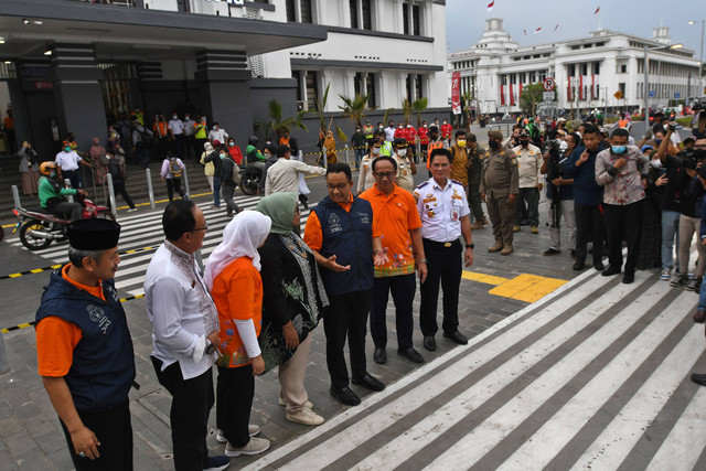 Gubernur DKI Jakarta Anies Baswedan (keempat kiri) didampingi istrinya Fery Farhati berbicara dengan jajarannya usai membuka Festival Batavia Kota Tua di Jakarta, Jumat (26/8/2022).  Foto: Aditya Pradana Putra/ANTARA FOTO