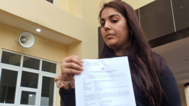 Anak almarhum pendiri toko kain Mac Mohan, Rakhee, menunjukkan surat laporan dugaan pencurian di Mapolresta Solo, Jumat (26/08/2022). FOTO: Agung Santoso