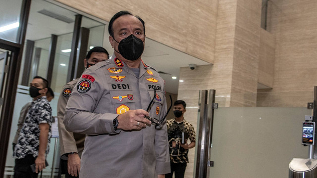 Kadiv Humas Polri Irjen Pol Dedi Prasetyo bersiap memberikan keterangan pers tentang pemeriksaan tersangka Putri Candrawathi dalam kasus dugaan pembunuhan berencana terhadap Brigadir Yosua, di Bareskrim, Mabes Polri, Jakarta, Jumat (26/8/2022). Foto: Muhammad Adimaja/ANTARA FOTO