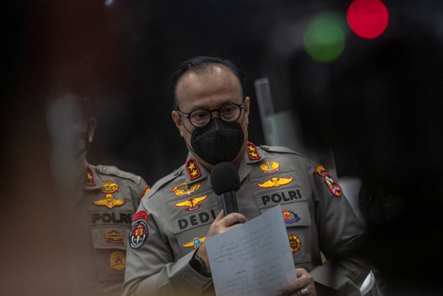 Kadiv Humas Polri Irjen Pol Dedi Prasetyo memberikan keterangan pers tentang pemeriksaan tersangka Putri Candrawathi dalam kasus dugaan pembunuhan berencana terhadap Brigadir Yosua, di Bareskrim, Mabes Polri, Jakarta, Jumat (26/8/2022). Foto: Muhammad Adimaja/ANTARA FOTO