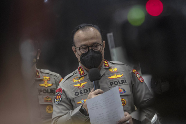 Kadiv Humas Polri Irjen Pol Dedi Prasetyo bersiap memberikan keterangan pers tentang pemeriksaan tersangka Putri Candrawathi dalam kasus dugaan pembunuhan berencana terhadap Brigadir Nopryansah Yosua Hutabarat di rumah dinas mantan Kadiv Propam Polri Foto: ANTARA FOTO/Muhammad Adimaja