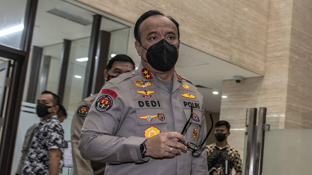 Kadiv Humas Polri Irjen Pol Dedi Prasetyo bersiap memberikan keterangan pers tentang pemeriksaan tersangka Putri Candrawathi dalam kasus dugaan pembunuhan berencana terhadap Brigadir Nopryansah Yosua Hutabarat di rumah dinas mantan Kadiv Propam Polri Foto: ANTARA FOTO/Muhammad Adimaja
