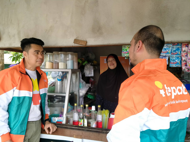 Fitri, salah satu nasabah BTPN Syariah yang berhasil bangun warung sembako permanen berkat program pembiayaan dan pemberdayaan nasabah perempuan. Foto: Lydia Salsabila/ Hi!Pontianak