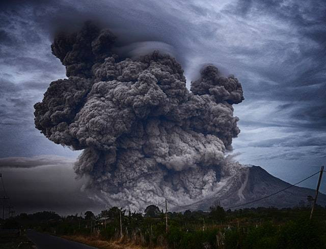 Ciri gunung berapi masuk status waspada. Sumber: unsplash.com