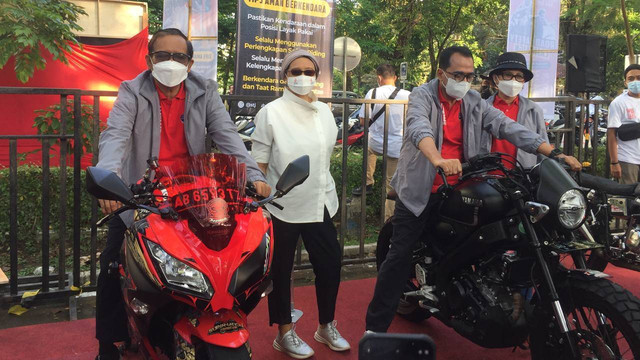 (dari kiri ke kanan) Menkopolhukam RI, Mahfud MD; Menteri Luar Negeri, Retno Marsudi; dan Menteri Perhubungan, Budi Karya S, dalam acara Road Safety Campaign di UGM, Sabtu (27/8/2022). Foto: Maria Wulan/Tugu Jogja