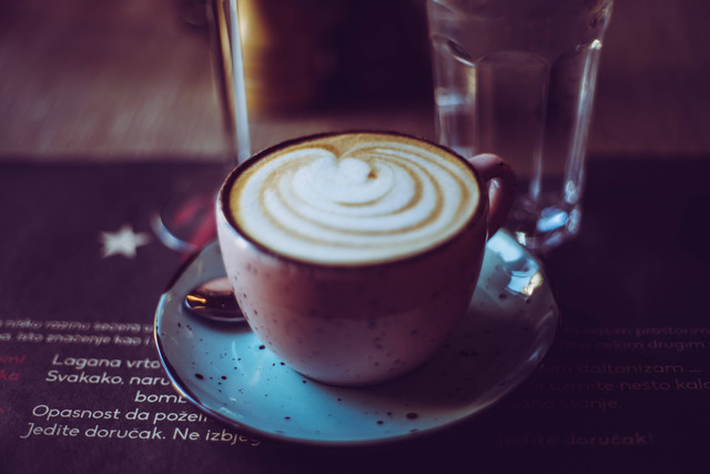 Ilustrasi kopi on cafe minimalis di Makassar article, Phot by Michal Balog /Unsplash
