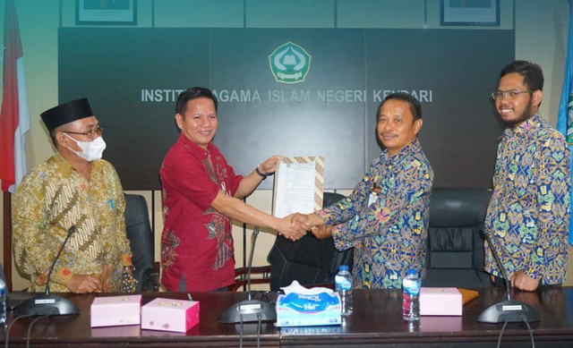 Tim Kementerian PUPR dan IAIN Kendari saat melakukan pertemuan di gedung rektorat. Foto: Dok IAIN Kendari.