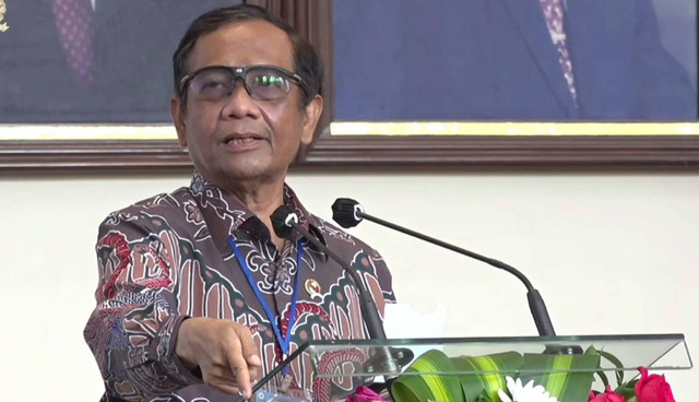 Mahfud MD ketika memberikan pidato di acara ‘Seminar Nasional, Menuju Demokrasi Berkualitas’ di Balai Senat UGM Yogyakarta, Sabtu (27/8). Foto: Widi Erha Pradana