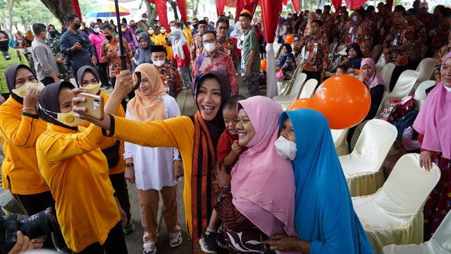 Istri Panglima TNI selaku Ketua Umum Dharma Pertiwi, Hetty Andika Perkasa, berswafoto di sela-sela kegiatan Roadshow Percepatan Penurunan Stunting di Aceh. Foto: Dok. Pendam IM
