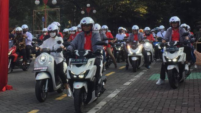 Menteri Luar Negeri Retno Marsudi, Menteri Koordinator Bidang Politik, Hukum, dan Keamanan (Menkopolhukam) Mahfud MD, dan Menteri Perhubungan Budi Karya Sumadi, riding bareng untuk kampanyekan keselamatan berkendara di Yogyakarta, Sabtu (27/8/2022). Foto: Maria Wulan/Tugu Jogja 