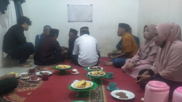 Suasana ijab kabul pasangan remaja yang tepergok berbuat mesum di salah satu kamar kos di Mamuju. Foto: Dok. Istimewa