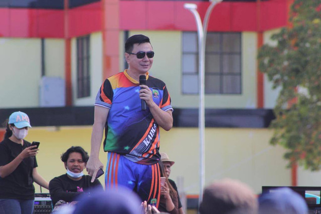 Bupati Kaimana, Freddy Thie