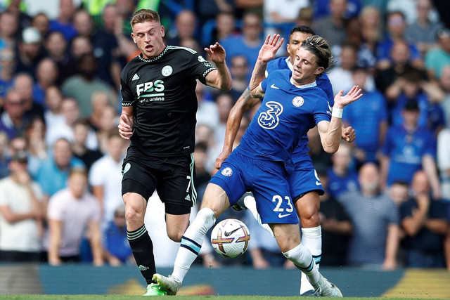 Pemain Chelsea Conor Gallagher melanggar pemain Leicester City Harvey Barnes yang mengakibatkan kartu kuning kedua di Stamford Bridge, London, Inggris, Sabtu (27/8/2022). Foto: Peter Nicholls/REUTERS