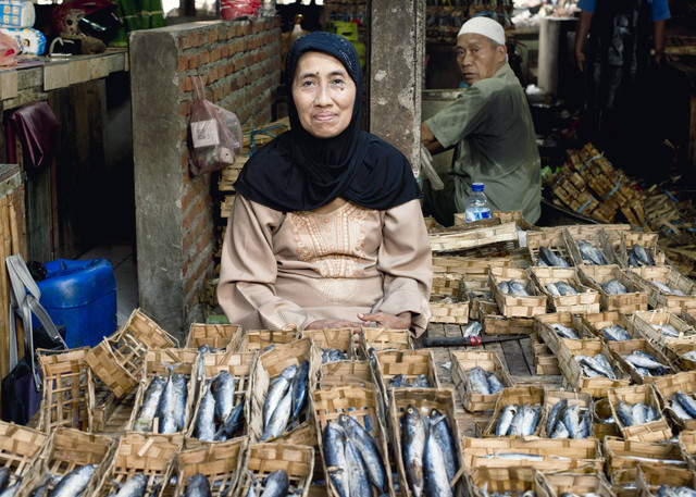 Ilustrasi memotret human interest dengan objek penjual ikan di pasar tradisional. Foto: dani3315/Shutterstock