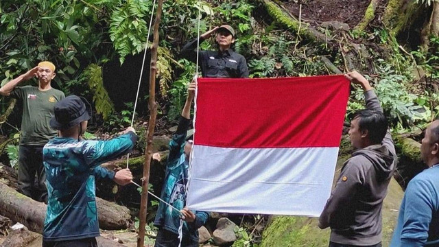 Upacara HUT RI BKSDA Kalbar bersama masayarakat di CA Gunung Nyiut. Foto: Doc. Scientific Exploration and Expedition CA Gunung Nyiut 2022, BKSDA Kalbar.