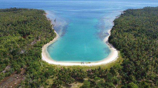 Desa Pastabulu, Kecamatan Mangoli Utara, Kabupaten Kepulauan Sula, Maluku Utara. Tampak kondisi teluk dilihat dari udara berbentuk huruf U. Foto: GENPI