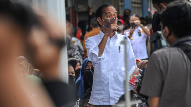 Presiden Joko Widodo melakukan kunjungan di Pasar Cicaheum Bandung, Jawa Barat, Minggu (28/8). Foto: ANTARA FOTO/Raisan Al Farisi
