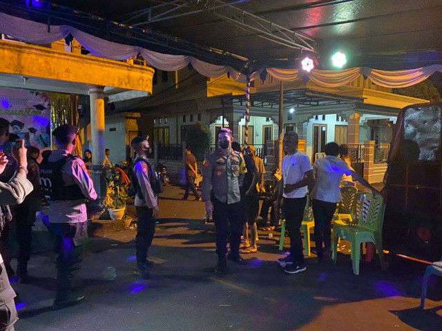Anggota Polsek Ternate Selatan saat tiba di salah satu acara pesta ronggeng di Kelurahan Tanah Tinggi. Foto: Samsul/cermat