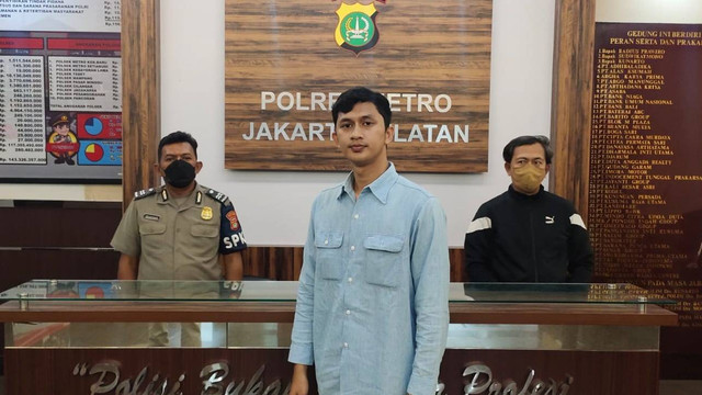 Khafi Maheza saat menyerahkan diri ke Polres Jakarta Selatan. Foto: Dok. Istimewa