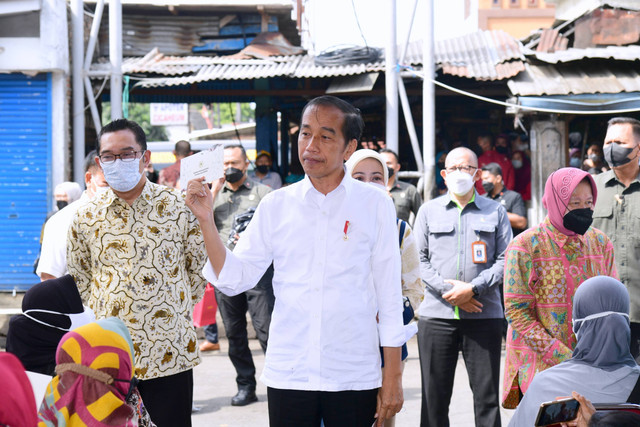 Presiden Joko Widodo memberikan bantuan kepada pedagang di Pasar Cicaheum Bandung, Jawa Barat, Minggu (28/8/2022). Foto: Muchlis Jr/Biro Pers Sekretariat Presiden
