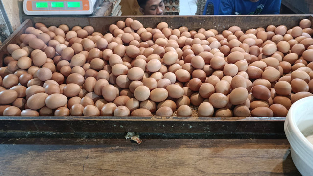 Telur ayam ras di Pasar Cijantung Jakarta. Foto: Ghinaa Rahmatika/kumparan