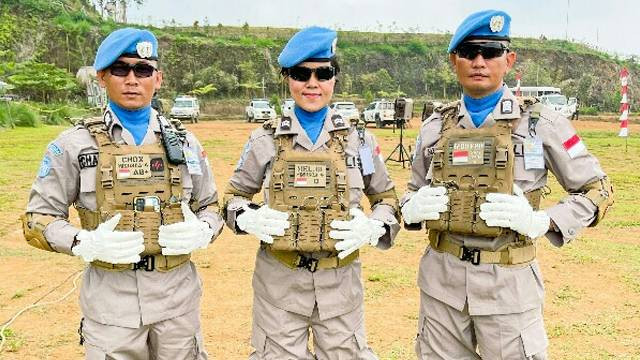 Bripka Yesus M. Ticoalu, Bripka Charlie Tutu dan Briptu Meliza Giroth saat mengikuti pembaretan personel Satgas Garuda Bhayangkara FPU 4 MINUSCA, di Camp Puncak Halimun