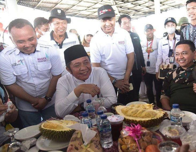 Gubernur Sumsel Herman Deru saatr mencicipi durian 'Si Raja" di Festival Durian Muara Enim Tahun 2022 yang digelar di Plumeria Ecopark Muara Enim (Foto : Humas Pemprov Sumsel)