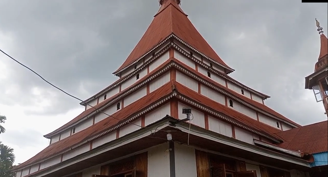foto tampak depan masjid, sumber : pribadi
