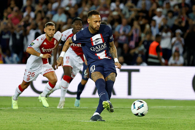 Pemain Paris St Germain Neymar mencetak gol pertama mereka dari titik penalti saat hadapi AS Monaco di Stadion Parc des Princes, Paris, Prancis, Minggu (28/8/2022). Foto: Christian Hartmann/REUTERS