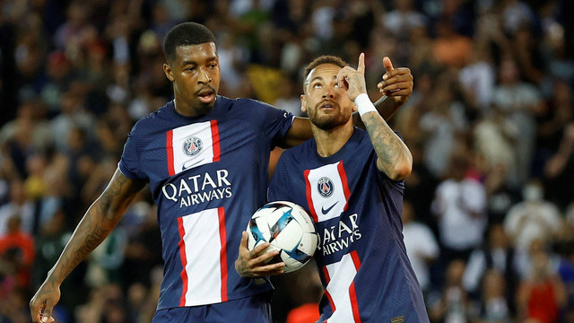 Pemain Paris St Germain Neymar merayakan gol pertamanya dengan Presnel Kimpembe saat hadapi AS Monaco di Stadion Parc des Princes, Paris, Prancis, Minggu (28/8/2022). Foto: Christian Hartmann/REUTERS