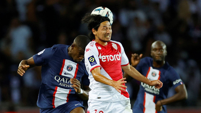 Pemain AS Monaco Takumi Minamino beraksi dengan pemain Paris St Germain Nordi Mukiele di Stadion Parc des Princes, Paris, Prancis, Minggu (28/8/2022). Foto: Christian Hartmann/REUTERS