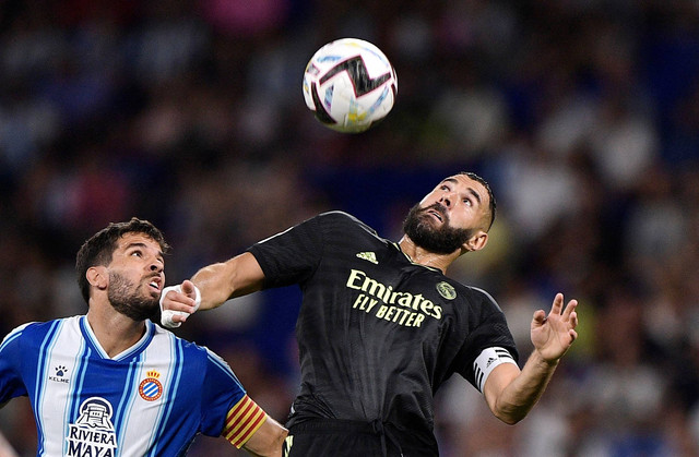 Pemain Real Madrid Karim Benzema beraksi saat hadapi Espanyol di Stadion RCDE, Cornella de Llobregat, Spanyol, Minggu (28/8/2022). Foto: Pablo Morano/REUTERS