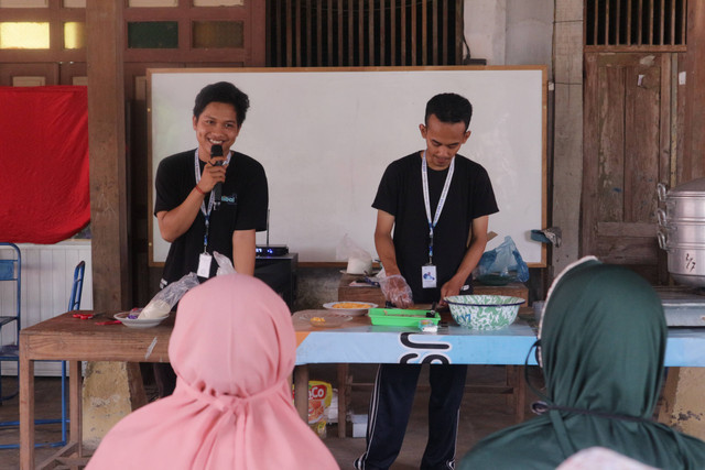 Demonstrasi Pembuatan Produk Nugget Lele, Minggu, 14 Agustus 2022. (Foto: Dok. Pribadi)