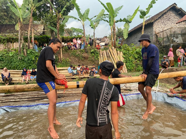 Persiapan lomba pukul guling di Dusun Karang, Desa Tlogolele. 