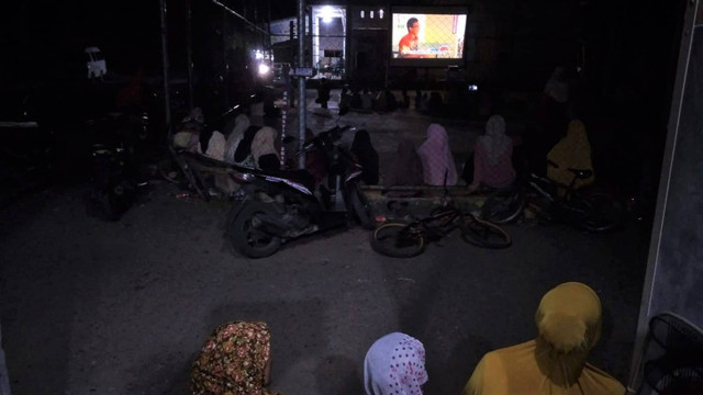 Pemutaran film lewat layar tancap di Gampong Dayah Baro, Kecamatan Delima, Pidie. Foto: Aceh Film Festival 
