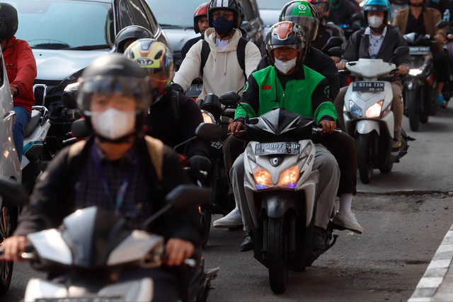 Pengemudi ojek online membawa penumpang di Jalan Gatot Subroto, Jakarta Selatan, Senin (29/8/2022). Foto: Iqbal Firdaus/kumparan