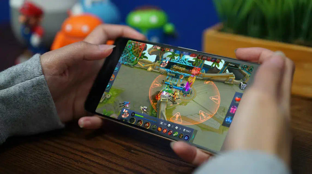 Ilustrasi bermain Mobile Legends. Foto: VCGamers