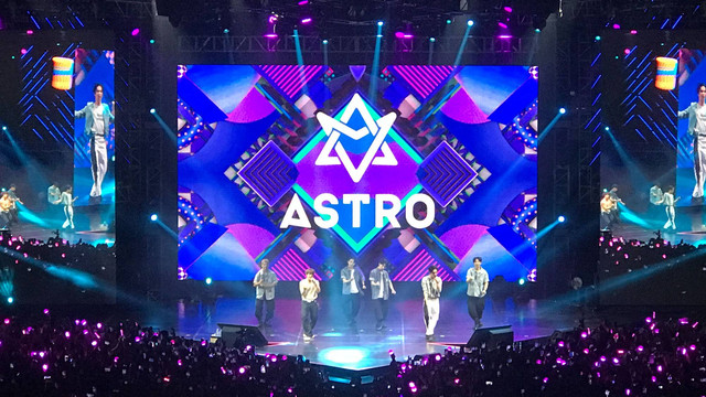 Boyband ASTRO tampil di acara Birukan Langit Indonesia Festival 2022 di Istora Senayan, Jakarta. Foto: Afifa Inak/kumparan