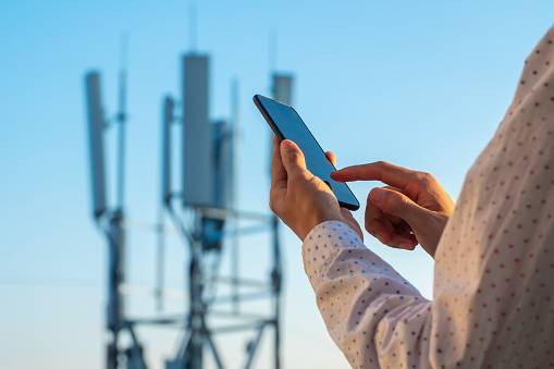 Ilustrasi mengecek sinyal Indosat. Foto: Unsplash.com