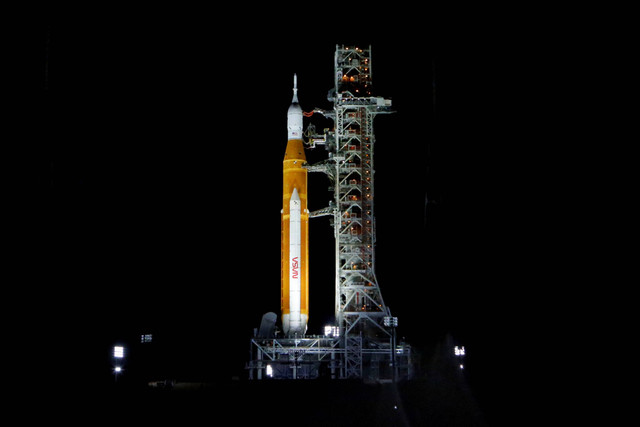 Roket bulan generasi berikutnya NASA, roket Space Launch System (SLS) berdiri di landasan peluncuran 39B dalam persiapan untuk misi Artemis 1 tak berawak di Cape Canaveral, Florida, AS. Foto: Joe Skipper/REUTERS